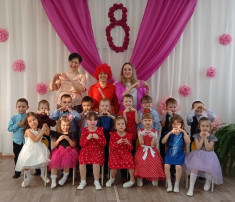 Праздник 8 Марта в средней группе Праздник 8 Марта в средней группе.